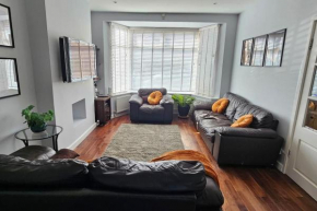 Cozy & Elegant 4 Bedroom Home Near Wembley